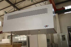 潔凈層流罩有風(fēng)機(jī)內(nèi)裝和風(fēng)機(jī)外接兩種，安裝方式有懸掛式和落地支架式兩種